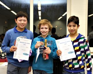 (v.l.) Ningyuan Ma, Jens Riegert, Nathan Omar Ehrung der Meister